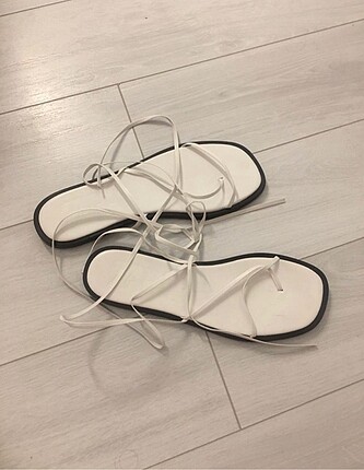 Zara beyaz sandalet