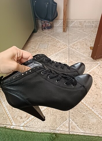 Kadın topuklu ayakkabı