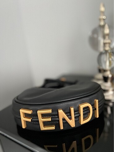 Fendi siyah askılı kol çantası