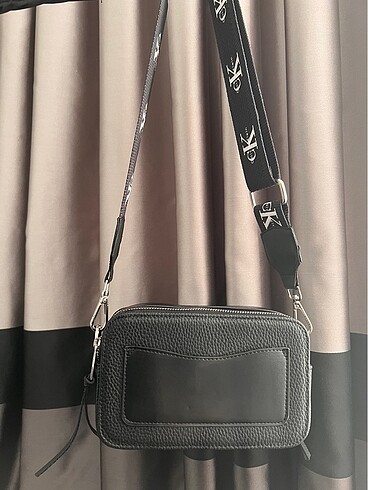  Beden siyah Renk Calvin Klein askılı çanta