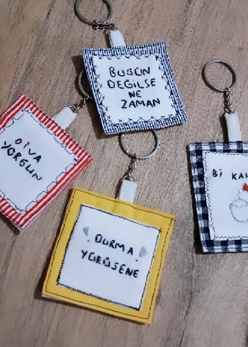 Kırmızı Zincir Detaylı Kadın Anahtarlık - Görsel 2