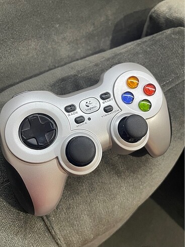 Logitech F710 gamepad