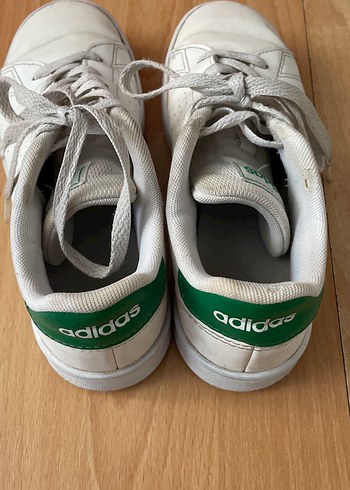 35 Beden 35 numara beyaz adidas ayakkabı