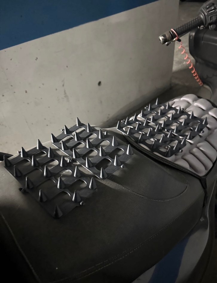 Kedi yatmaz dikenli motorsiklet selesi - Görsel 4