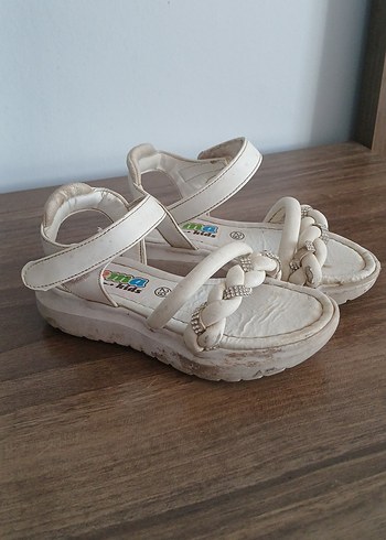 Kız Çocuk Beyaz Tokalı Sandalet