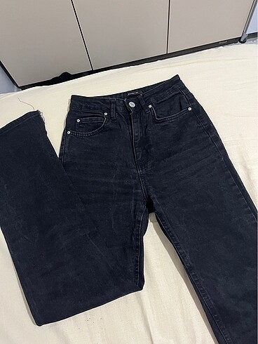 Siyah Yırtmaçlı Jean