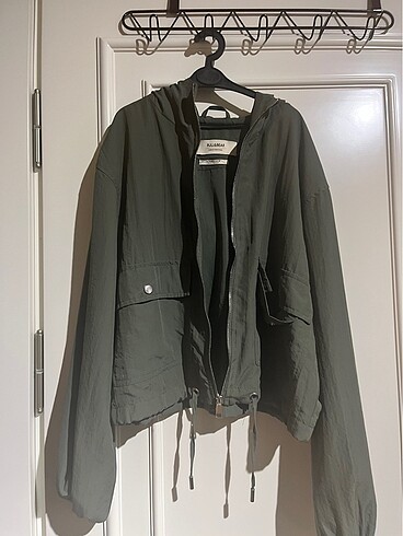m Beden haki Renk Pull and bear yagmurluk ceket