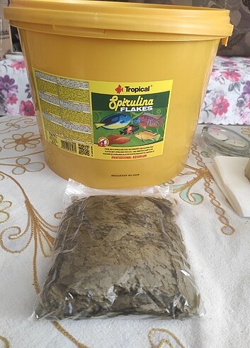 Tropical spirulina flakes pul yem 