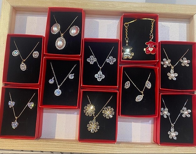 Diğer Sevgililer günü için küpe kolye set