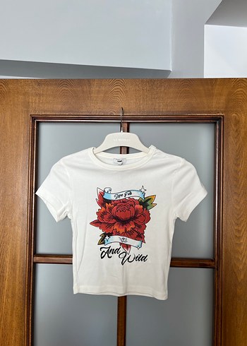Mavi Jeans Kirmizi Gul Baskili Ekru Crop Tisort