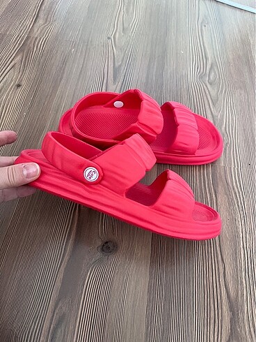 Sıfır Crocs kırmızı terlik