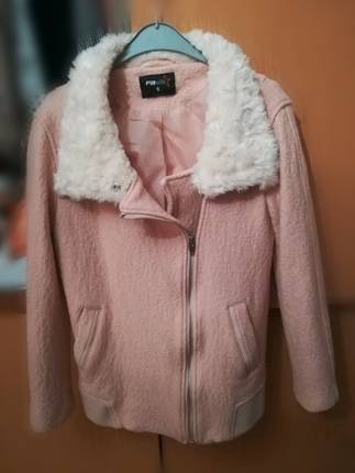 Toz pembe kürklü mont. 