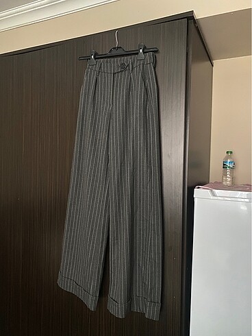 Zara gri beyaz çizgili kumaş pantolon