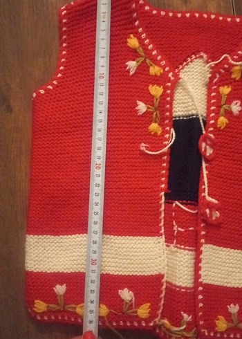 Kız Çocuk Kırmızı Nakışlı Örgü Yelek - Görsel 4