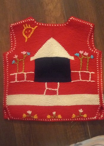 Kız Çocuk Kırmızı Nakışlı Örgü Yelek - Görsel 2