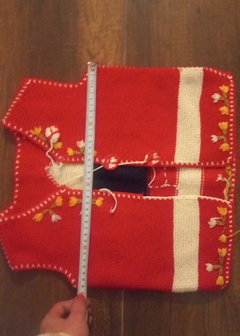 Kız Çocuk Kırmızı Nakışlı Örgü Yelek - Görsel 3