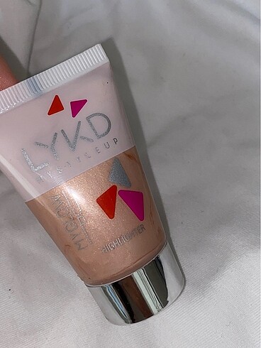 Benefit Cosmetics lykd highlighter
