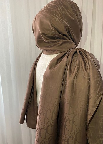 Klasik Şıklık Kahverengi İpek Görünümlü Kadın Şalı - Görsel 2