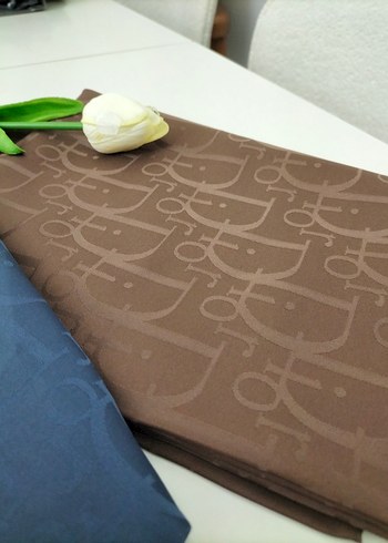 Klasik Şıklık Kahverengi İpek Görünümlü Kadın Şalı - Görsel 4