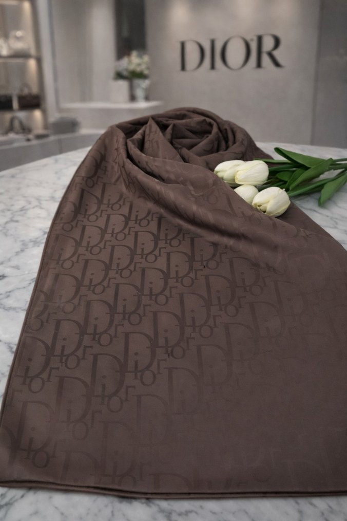 Klasik Şıklık Kahverengi İpek Görünümlü Kadın Şalı - Görsel 3