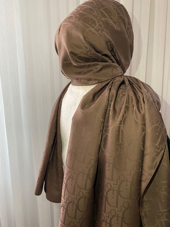 Klasik Şıklık Kahverengi İpek Görünümlü Kadın Şalı - Görsel 2