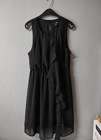 siyah fırfırlı elbise