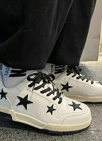 Beyaz yıldızlı ayakkabı 