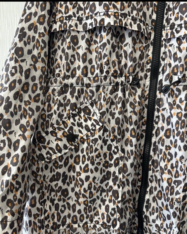 Leopar Desenli Kapüşonlu Kadın yağmurluk - Görsel 3