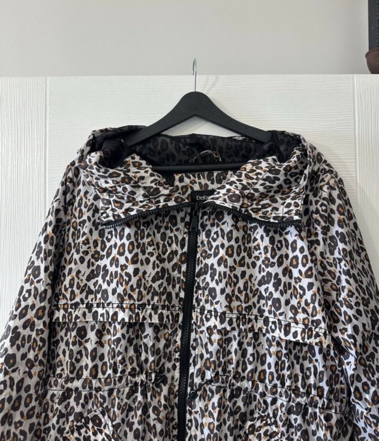 Leopar Desenli Kapüşonlu Kadın yağmurluk - Görsel 4