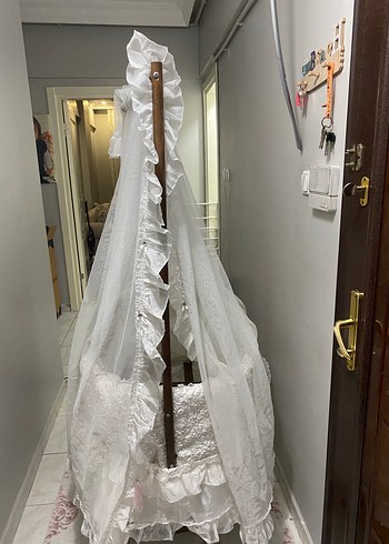 Beden Beyaz Dantel Süslemeli Bebek Beşiği