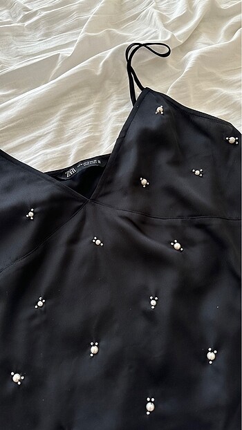 Zara saten askılı incili bluz