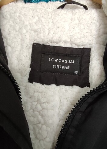 LCW Siyah Kürklü Parka - Görsel 3