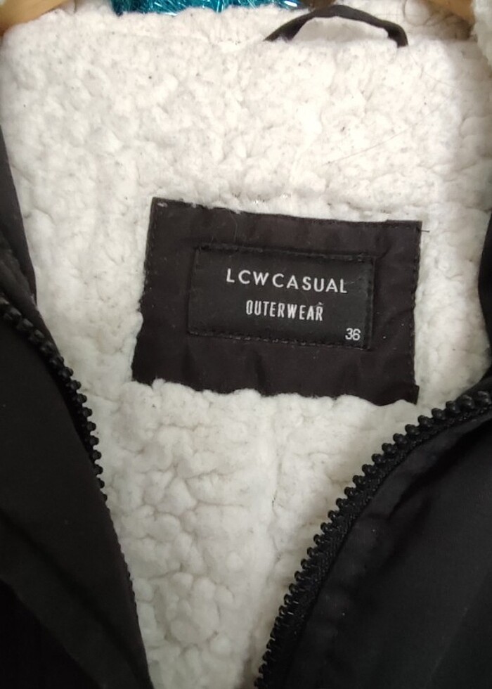 LCW Siyah Kürklü Parka - Görsel 3