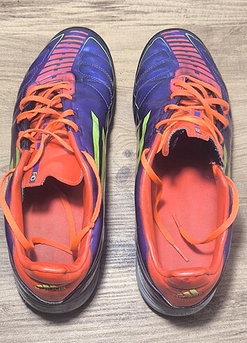 Adidas Adidas F50 HALISAHA 44 ama 42 ye olur.