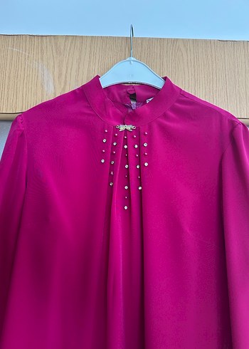 Düğmeli Yüksek Yaka Parlak Pembe Kadın Gömlek - Görsel 2