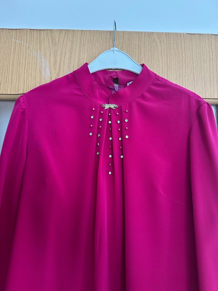 Düğmeli Yüksek Yaka Parlak Pembe Kadın Gömlek - Görsel 2