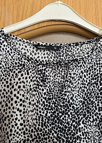 Düğmeli Zebra Desenli Kadın Bluz - Görsel 4