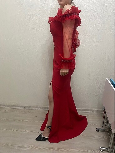 l Beden Kırmızı uzun yırtmaçlı elbise