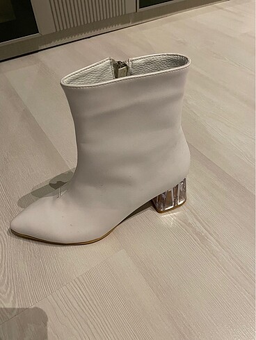 Beyaz bot - Görsel 5