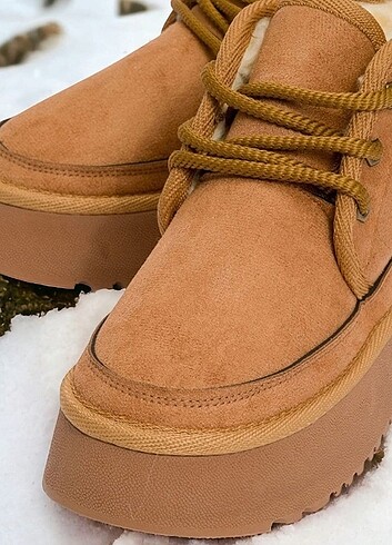 Ugg Kadın İçi Kürklü Kalın Taban Bağcıklı Kısa Bot Taba UGG baskılı