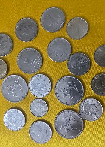 Gri ve Altın Renkli Para Koleksiyonu