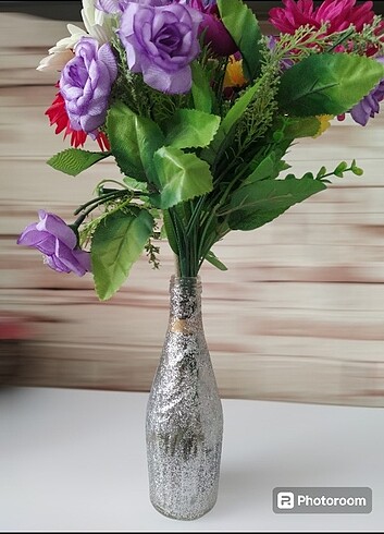Gümüş simli cam şişe vazo ve yapay çiçekler dahil 