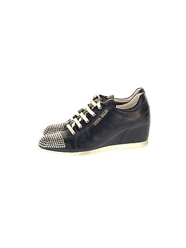 PreLoved Spor Ayakkabı %70 İndirimli.