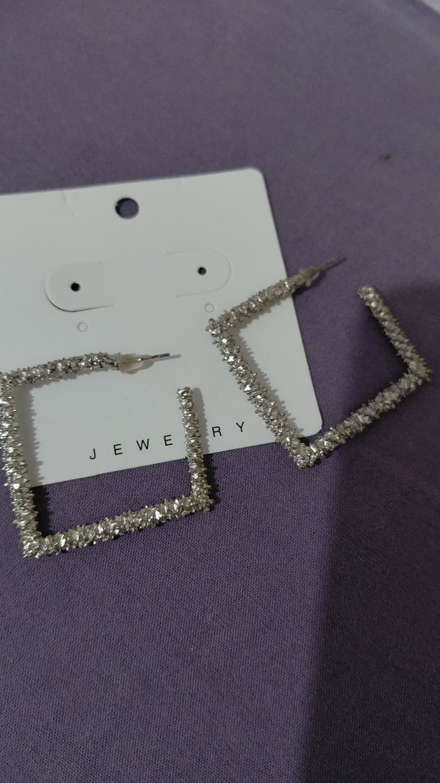 Gri Mini Payetli Kare Küpe - Görsel 2