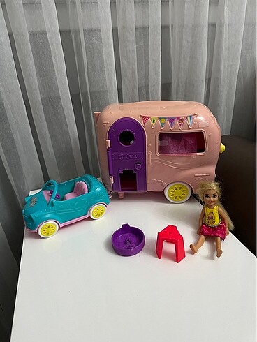 Barbie Chelsea?nin karavanı ve evi