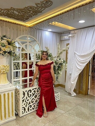 Kırmızı güllü abiye