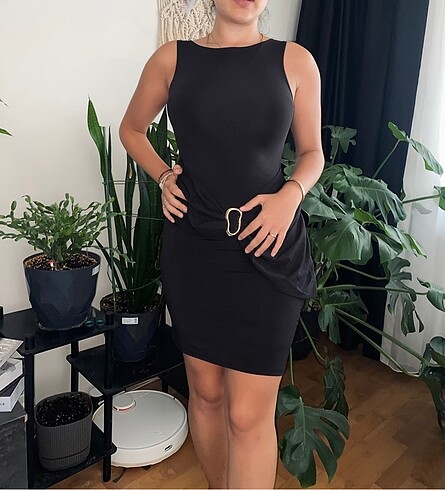 Siyah tokalı elbise