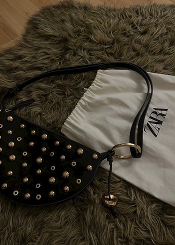 Zara Siyah Deri Perçinli Kadın Çanta