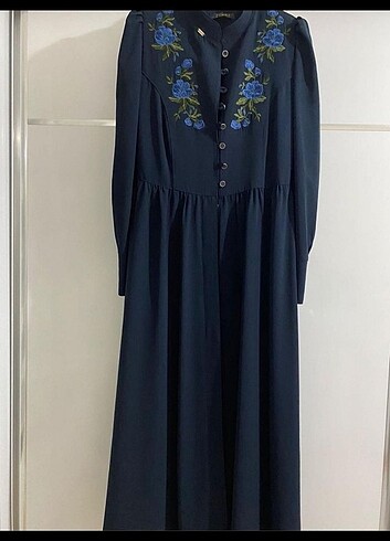 Yazlık nakışlı düğmeli pardösü, elbise