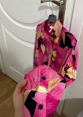 Düğmeli Pembe Batik Desenli Kadın Gömlek - Görsel 3